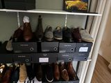 de nombreuses paires de chaussures sur une étagère dans une pièce