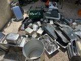 beaucoup de casseroles et de poêles en argent par terre