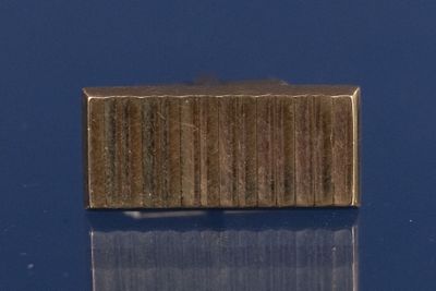 l'image d'une boîte en bois sur une surface réfléchissante