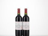 deux bouteilles de vin rouge posées sur une table
