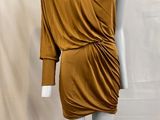 un mannequin portant une robe marron sur un mannequin mannequin mannequin mannequin mannequin mannequin mannequin mannequin mann