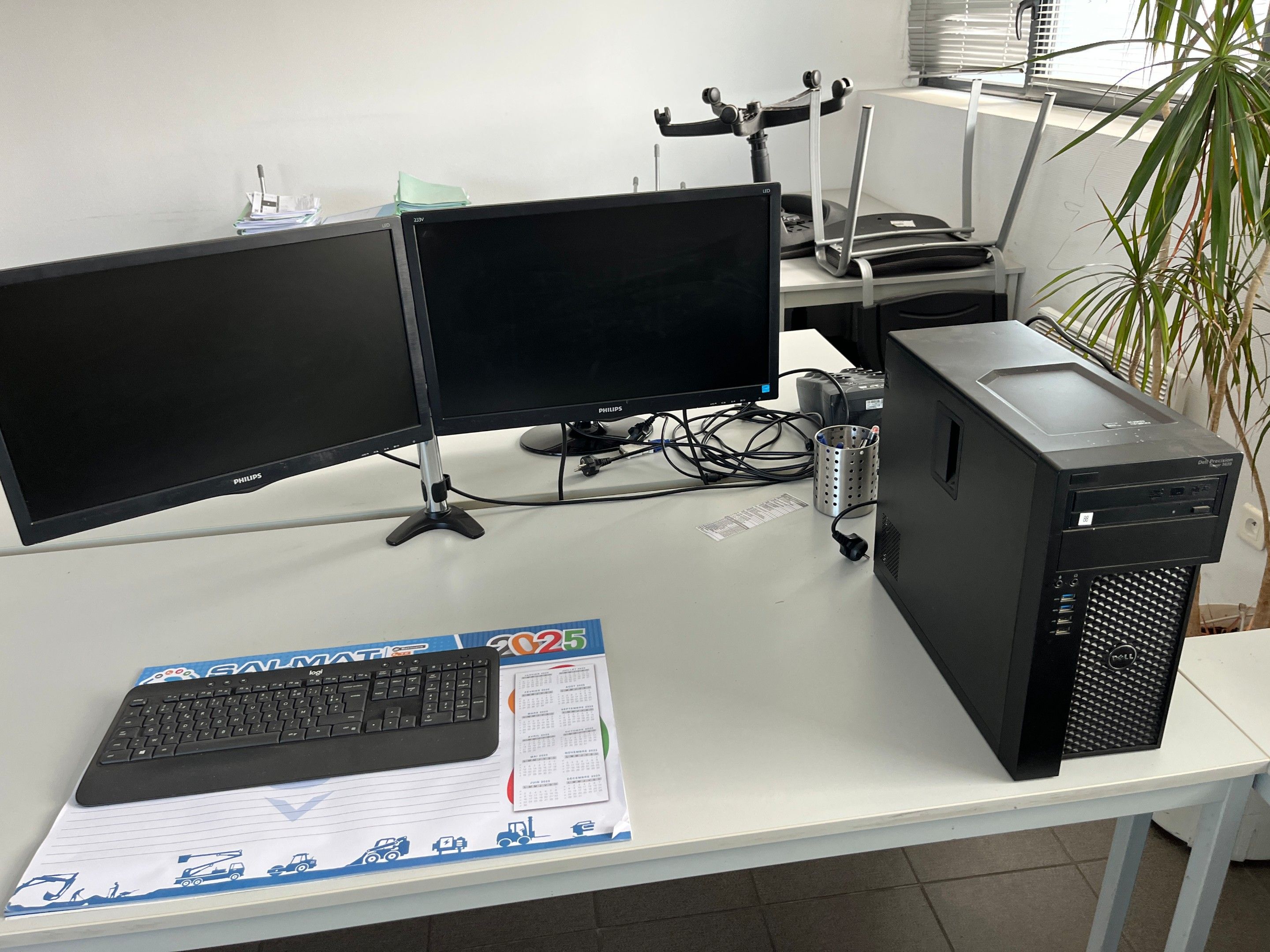 un ordinateur DELL avec deux écrans PHILIPS sur bras articul…