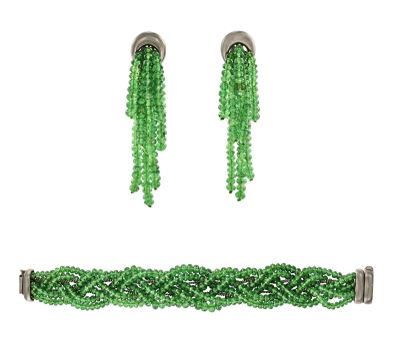 une paire de bracelets et de boucles d'oreilles en perles vertes, avec un fermoir en argent