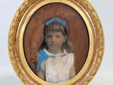 portrait d'une jeune fille en robe blanche avec un nœud bleu