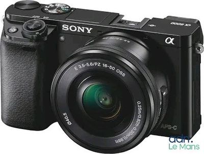 Le Sony QX est un appareil photo compact équipé d'un objectif grand angle.