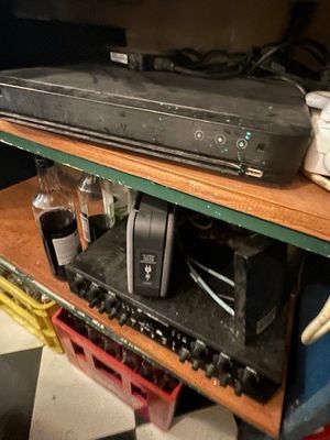 un téléviseur posé sur une étagère dans une pièce