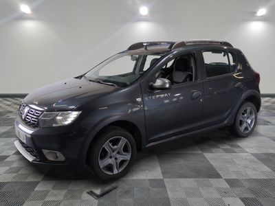 la photo d'une voiture noire garée dans un garage