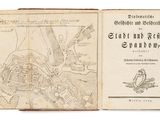 un vieux livre sur lequel figure une carte d'une ville