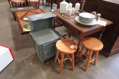 un grand nombre de meubles exposés dans un magasin