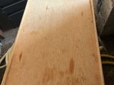 un plateau en bois posé sur une table