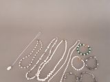 beaucoup de bijoux étalés sur une table
