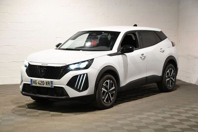 Le SUV blanc est garé dans une grande pièce au sol carrelé en damier.