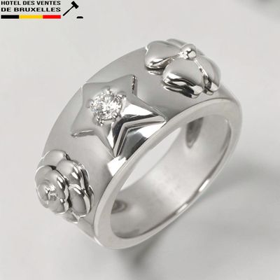 un gros plan d'une bague sertie de diamants