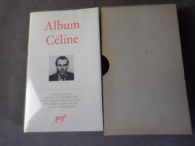 un livre ouvert avec la photo d'un homme en costume-cravate