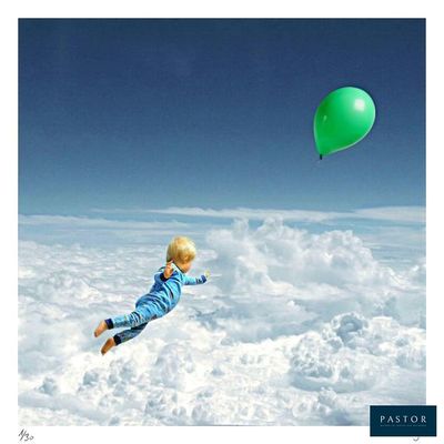 un petit garçon qui vole dans le ciel avec un ballon vert
