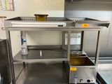 un plan de travail en acier inoxydable équipé d'un évier et d'une cuisinière