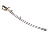 une épée argentée et dorée sur fond blanc
