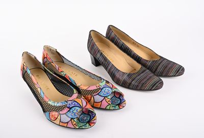 deux paires de chaussures de femme sur une surface blanche