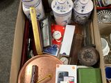 une boîte contenant de nombreux objets, posée sur le sol