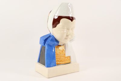 une figurine représentant un homme coiffé d'un chapeau