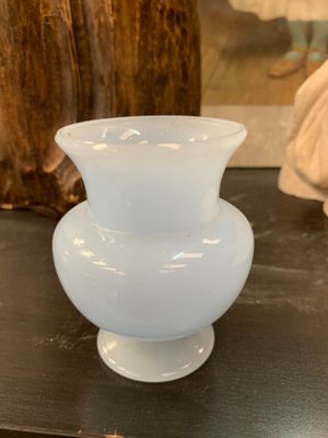 * BACCARAT. Vase balustre en opaline - Photo 1