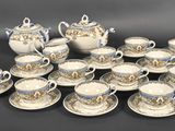 de nombreuses tasses et soucoupes posées sur la table