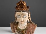 l'image d'une statue de femme avec une couronne sur la tête