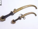 paire de poignards anciens en laiton plaqué, avec des manches noirs