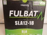 une boîte de batteries Fubat SLA12 - 18 SLA posée sur le comptoir