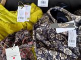 de nombreux types de vêtements exposés dans une boîte