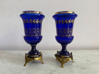 deux vases bleus posés sur une table en marbre