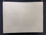 une feuille de papier vierge suspendue à une chaîne fixée au mur