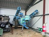 une grande machine bleue garée dans un bâtiment