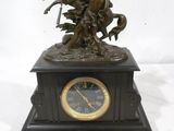 une statue d'un homme à cheval sur une horloge