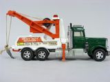un camion jouet équipé d'une grue à l'arrière