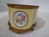 un vase jaune avec des fleurs posé sur une table