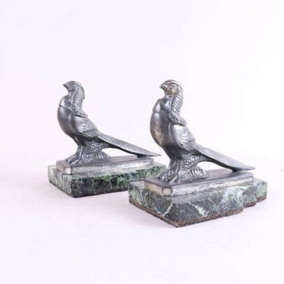 paire de faisans en bronze sur des socles en marbre, sur fond blanc