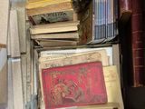 un chat assis sur une pile de livres