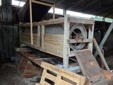 une grande machine installée à l'intérieur d'un bâtiment