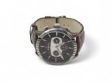 montre-bracelet à cadran noir et bracelet en cuir marron