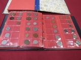 un livre sur lequel sont posées des pièces de monnaie, posé sur une table