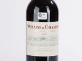 une bouteille de vin posée sur une table