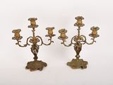 une paire de chandeliers anciens en laiton, ornés chacun de fleurs