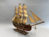 une maquette en bois d'un voilier sur un support