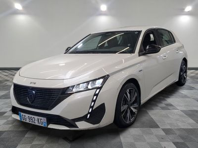 la voiture blanche est garée sur le sol à carreaux d'une pièce