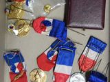 une boîte remplie de médailles et un portefeuille