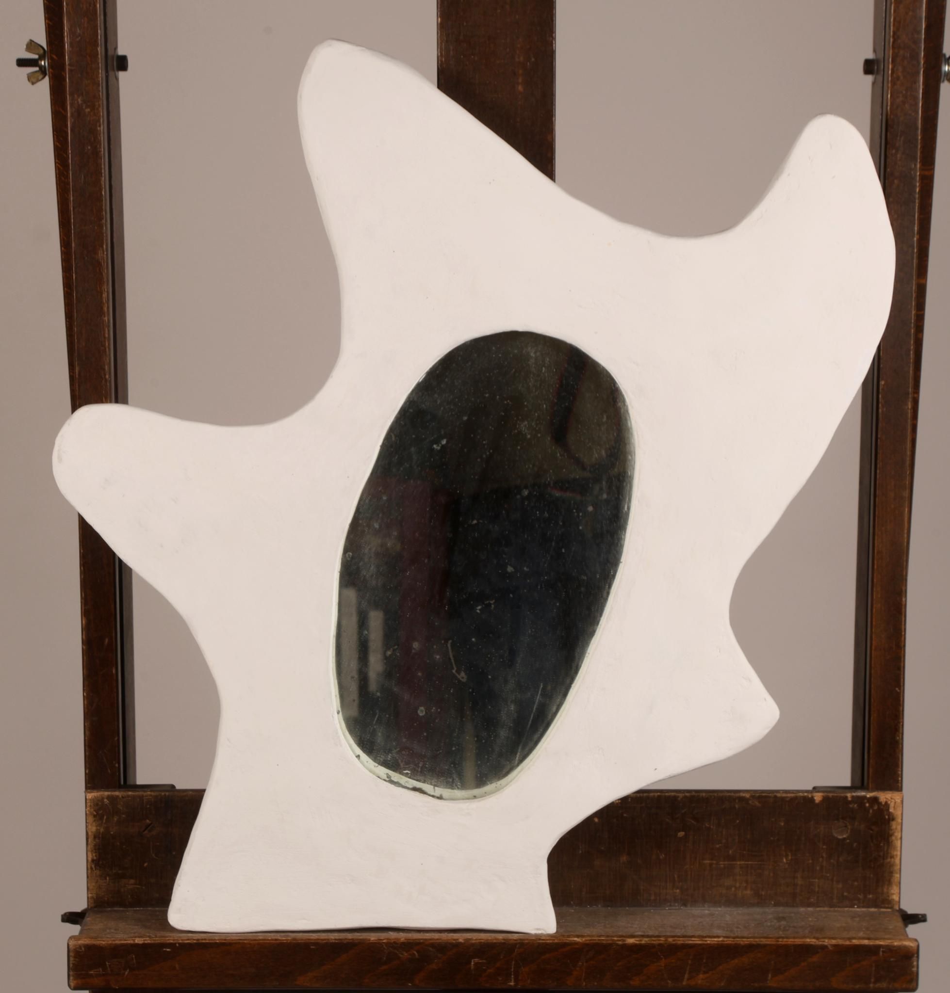 Christine VERCHERE. Miroir de forme asymétrique étoilé entourage en plâtre. H.: 52.5 cm - L.: 50 cm Oxydation au miroir