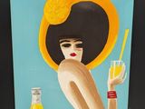 tableau représentant une femme coiffée d'un chapeau noir tenant un verre baigné d'une lumière orangée