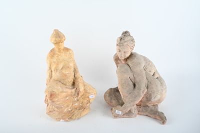 deux figurines d'un homme et d'une femme assis l'un à côté de l'autre