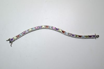 un gros plan d'un bracelet posé sur une table, sur fond blanc